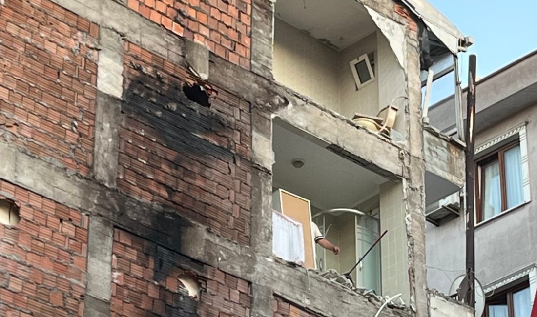 İstanbul Güngören’de yıkım sırasında yan binanın 4. ve 5. kat