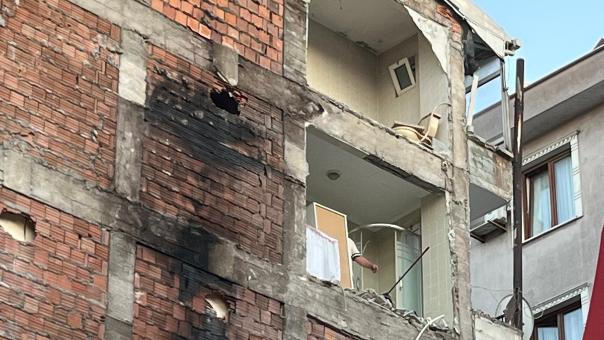 İstanbul Güngören’de yıkım sırasında yan binanın 4. ve 5. kat
