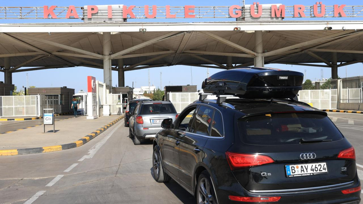 Gurbetçilerin tatil döneminin başlamasıyla Türkiye'ye gelişleri devam ediyor. Gurbetçi döneminin