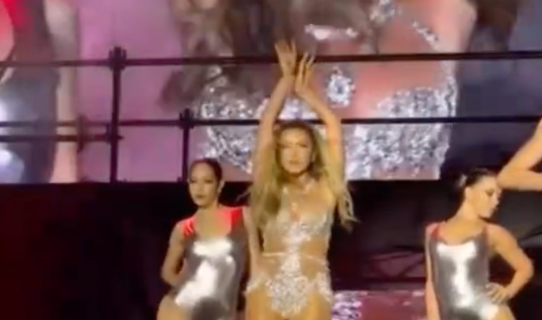 Hadise'nin Harbiye konserinde seçtiği kıyafetler, dansları ve sahnede adeta yağmur