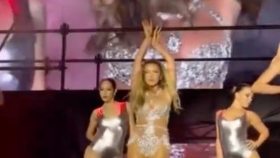 Hadise'nin Harbiye konserinde seçtiği kıyafetler, dansları ve sahnede adeta yağmur