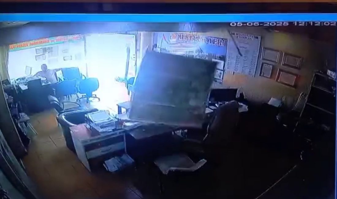 Reyhanlı ilçesinde bir ofiste, avizenin monte edildiği asma tavan bir