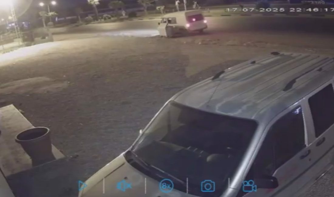 Kırıkhan ilçesine araçla gelen 2 şahıs, yol kenarındaki çöp konteynerini