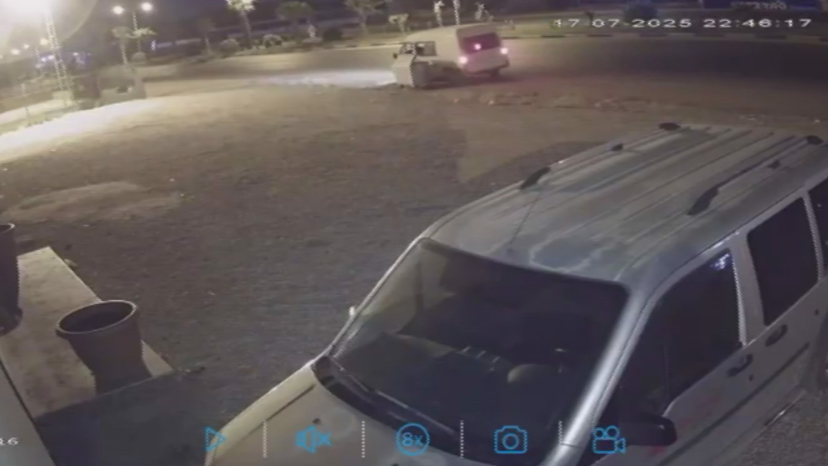 Kırıkhan ilçesine araçla gelen 2 şahıs, yol kenarındaki çöp konteynerini