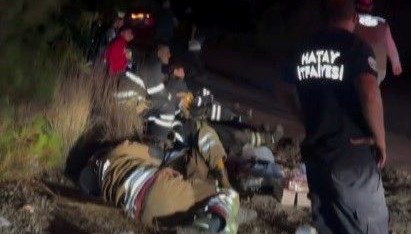Hatay'da çıkan orman yangınına müdahale esnasında yorulan itfaiye işçileri yerlere