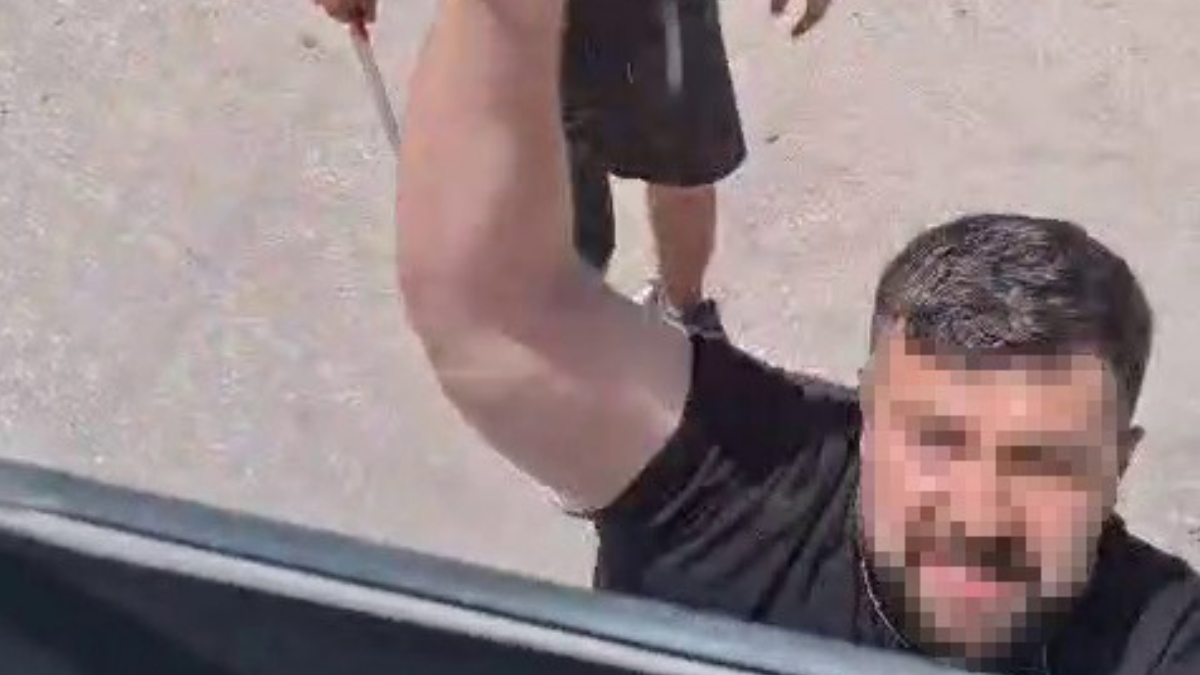 Hatay'da yol verme tartışmasında satırla kamyon şoförüne saldıran şahıslar polis