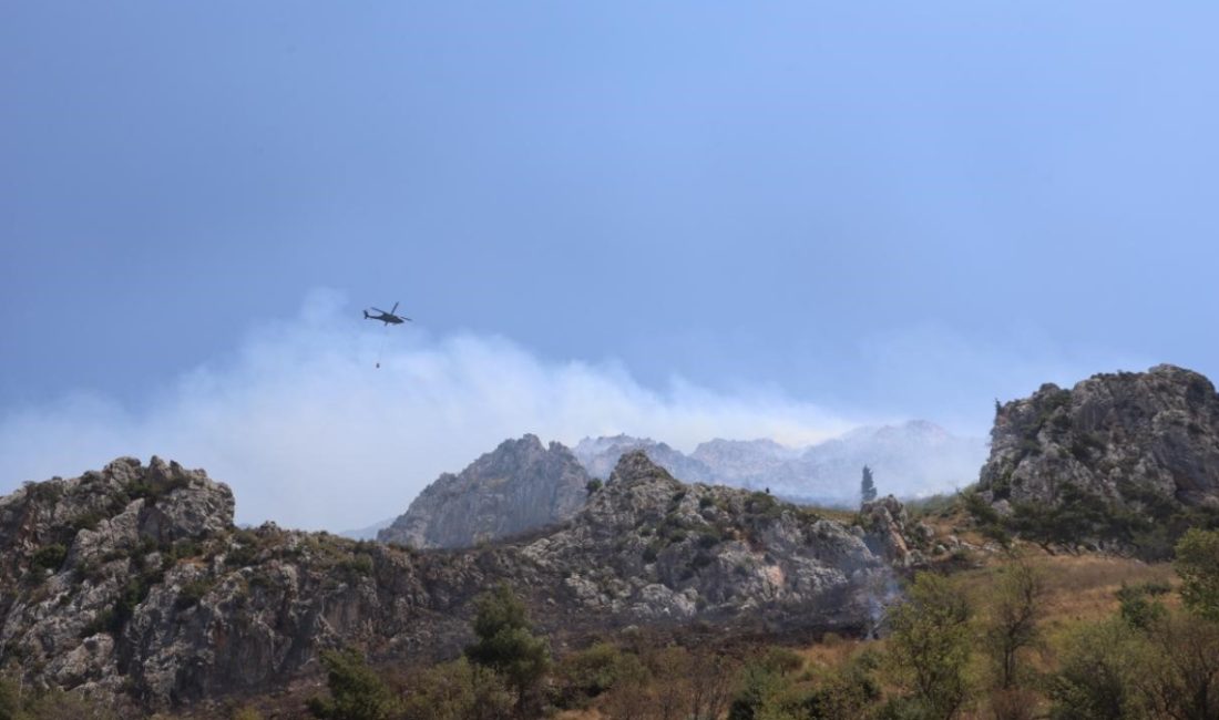 Antakya ilçesinde çıkan orman yangını takımların havadan ve karadan müdahalesiyle