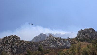 Antakya ilçesinde çıkan orman yangını takımların havadan ve karadan müdahalesiyle