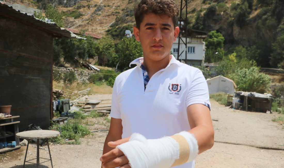 Antakya ilçesinde, ormanlık alanda çıkan yangında, alevler konutuna sıçramasın diye