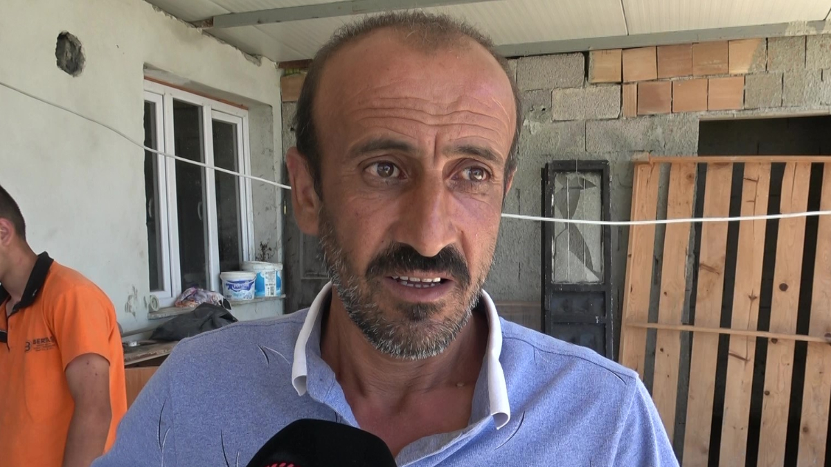 Hatay'da halk ortasında kör yılan olarak bilinen oluklu kertenkele, bir
