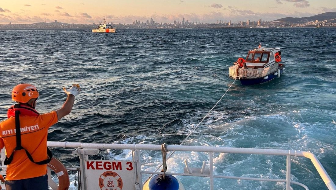 Heybeliada açıklarında sürüklenen tekne kurtarıldı Heybeliada açıklarında makine arızası nedeniyle sürüklenen tekne, Kıyı Emniyeti takımlarınca