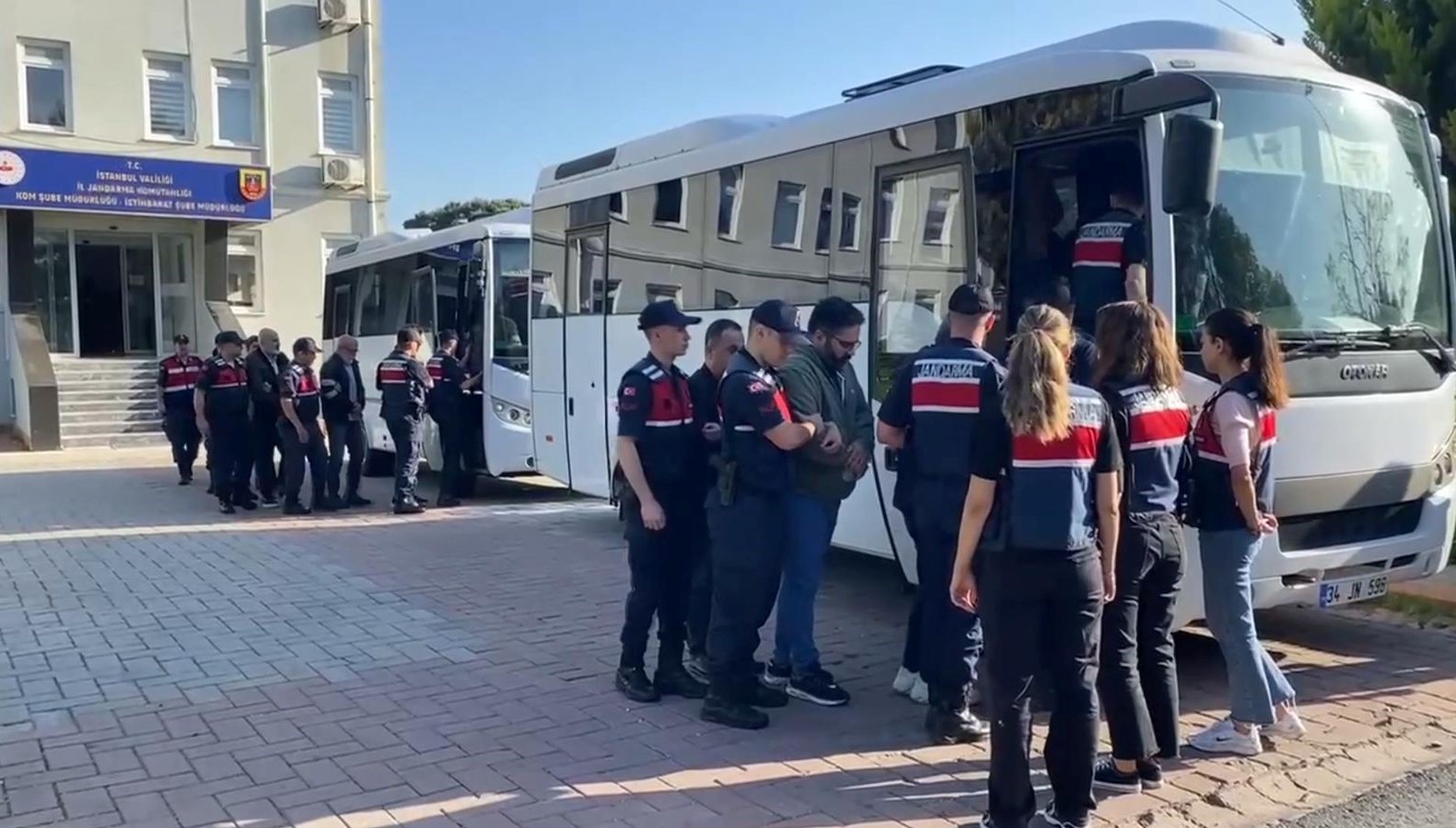 İBB'ye yönelik "yolsuzluk" soruşturmasında gözaltına alınan şüphelilerden 8'i tutuklandı.