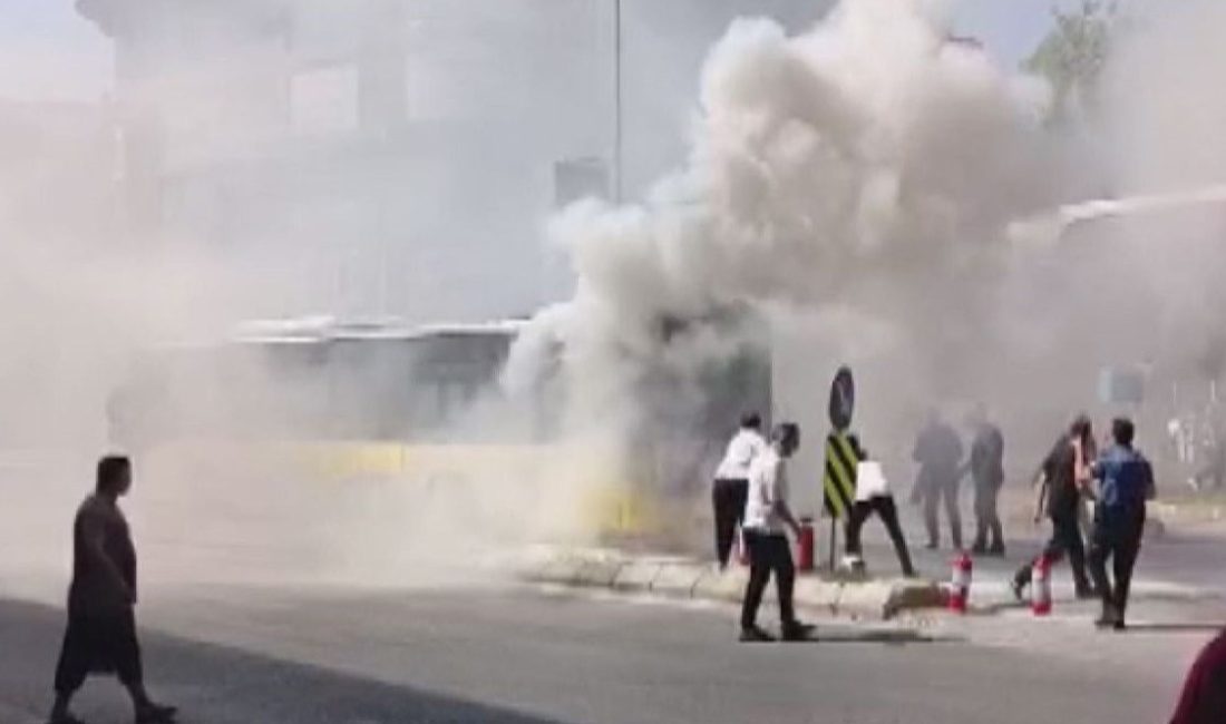 İstanbul Sancaktepe'de İETT otobüsünün motor kısmında yangın çıktı. Alevler, gruplar