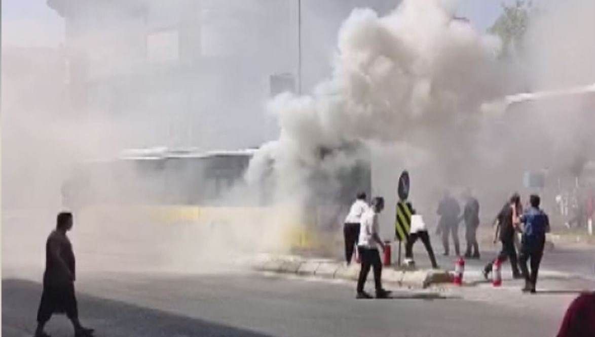 İstanbul Sancaktepe'de İETT otobüsünün motor kısmında yangın çıktı. Alevler, gruplar