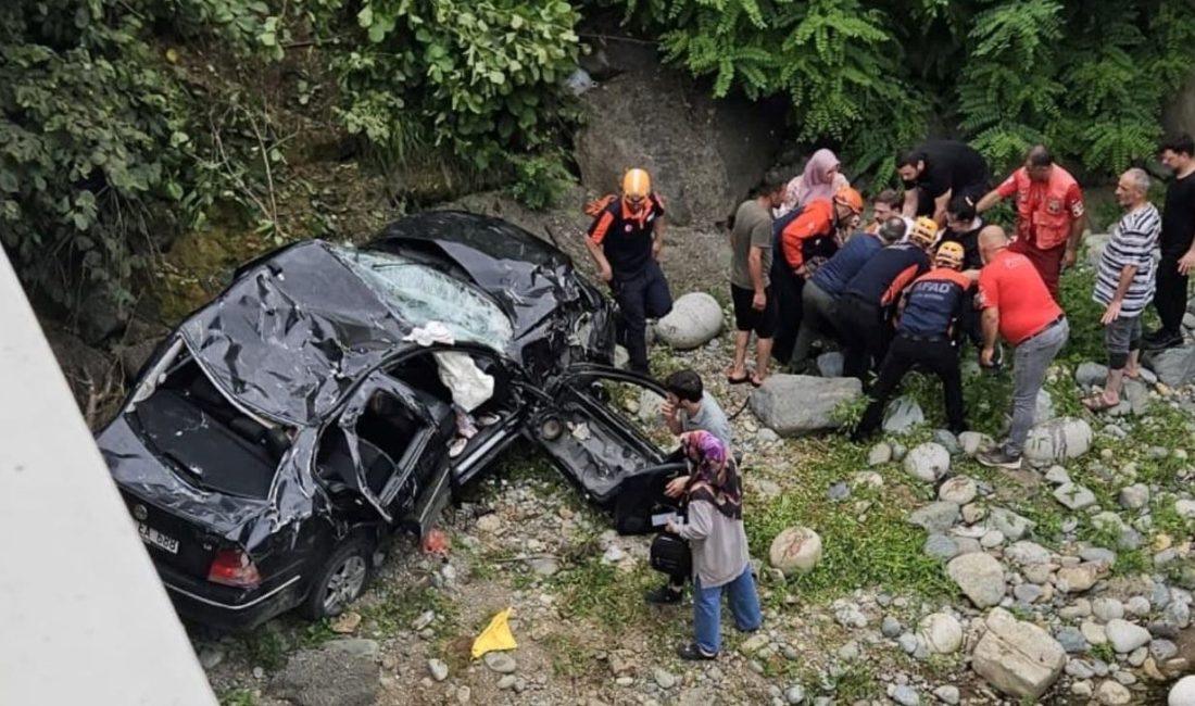 Rize'de iki arabanın çarpıştığı kazadan sonra araçlardan biri dere yatağına düştü.