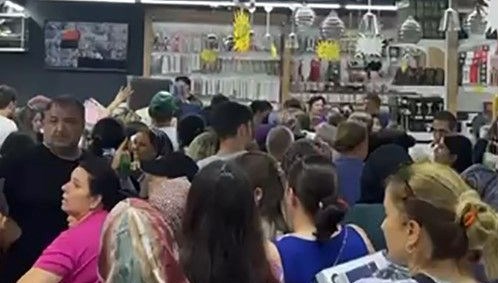 Mersin'de mağaza açılışında izdiham çıktı. Müşteriler indirimleri eserleri alabilmek için