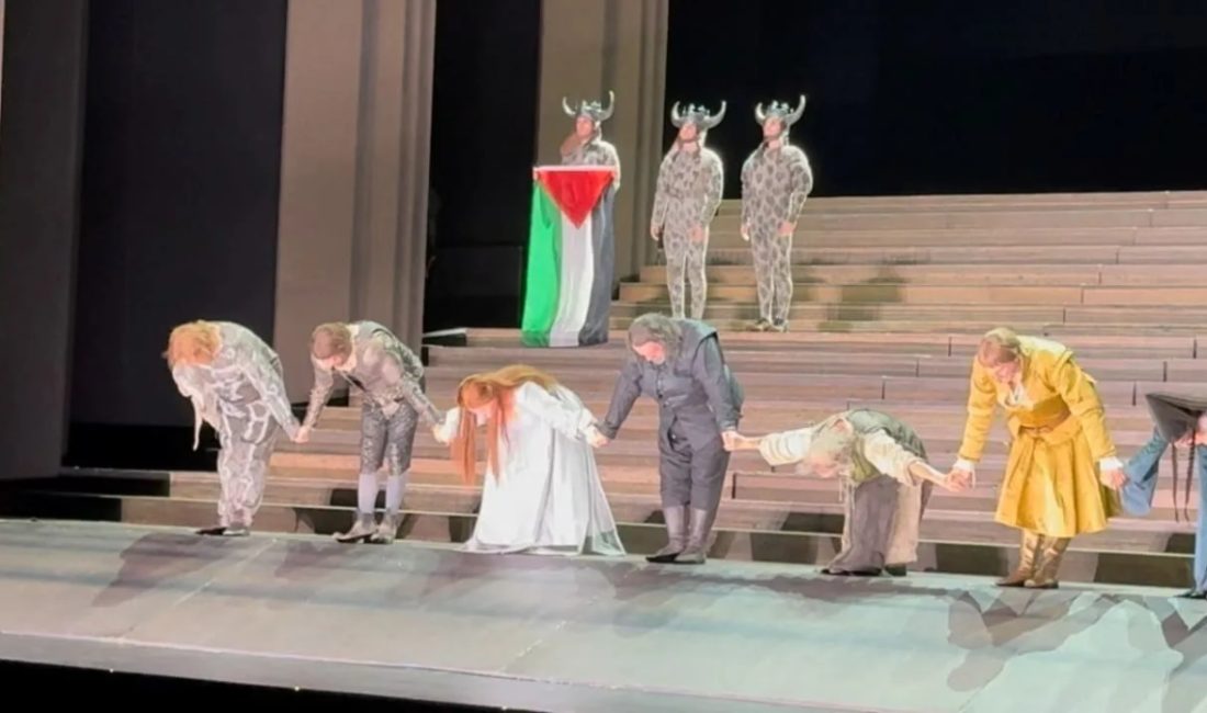 Londra’daki Kraliyet Opera Salonu’nda sahnelenen Vilayet Trovatore operasının final gecesinde