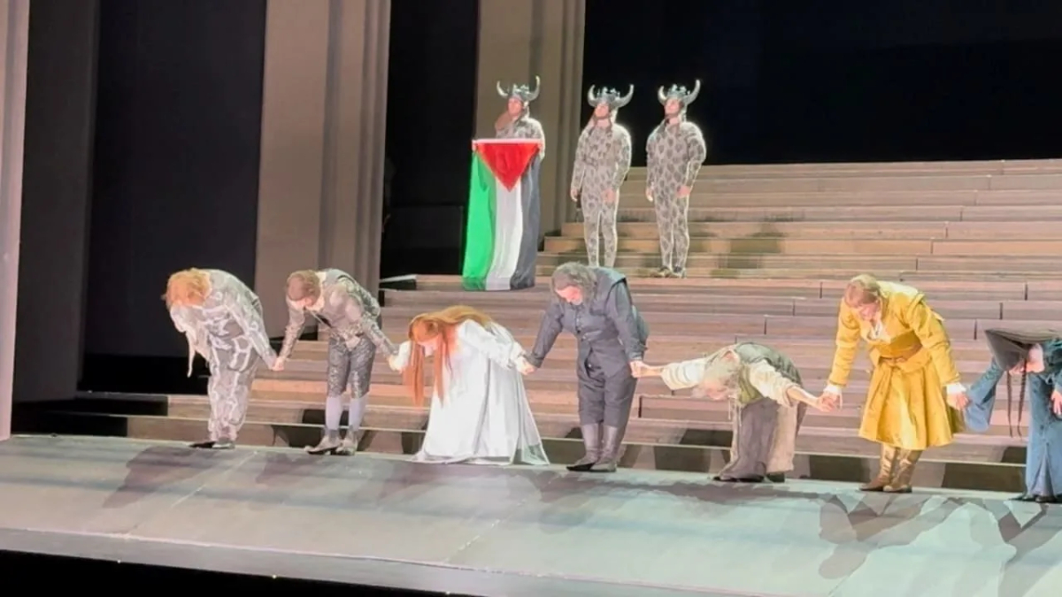 Londra’daki Kraliyet Opera Salonu’nda sahnelenen Vilayet Trovatore operasının final gecesinde