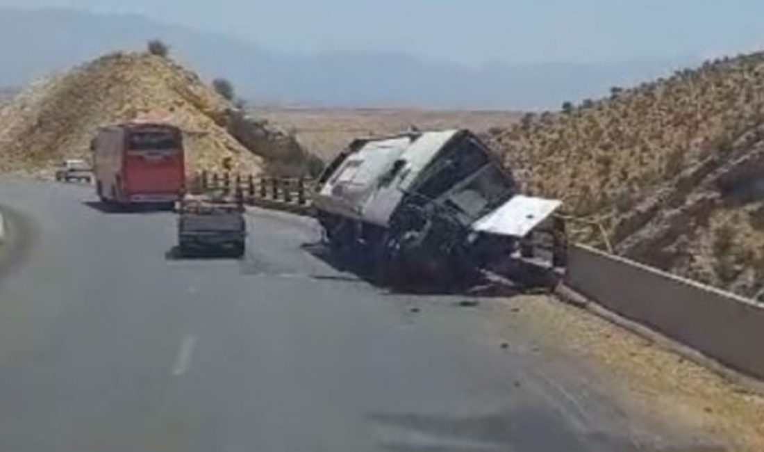 Fars eyaletinde bulundan Şiraz kentinde otobüsün devrilmesi sonucu gerçekleşen kazada