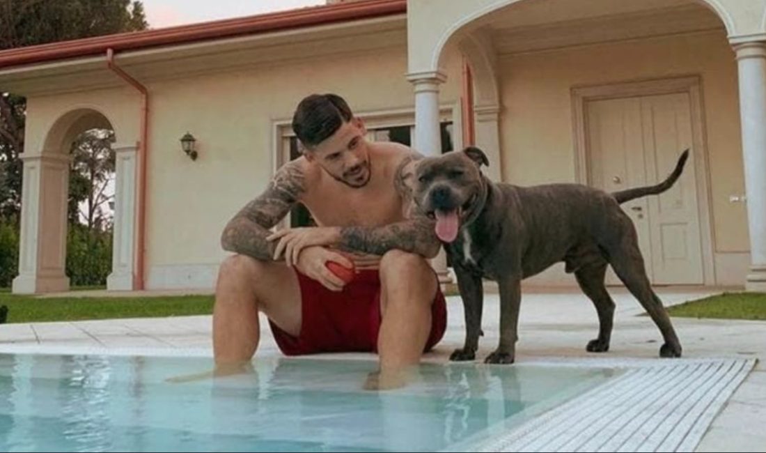 Aris Selanik'te forma giyen İspanyol futbolcu Carles Perez, köpeğini gezdirirken