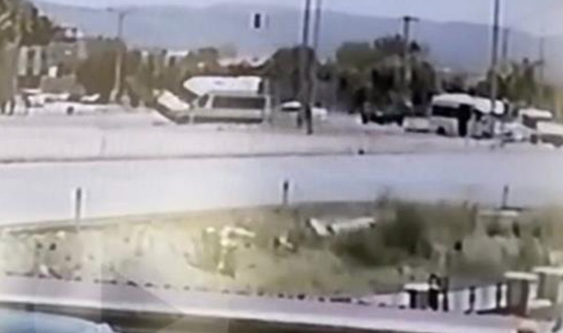 Isparta'da kırmızı ışıkta duramayan araba, kavşakta minibüsle çarpıştı. Savrulan minibüs,