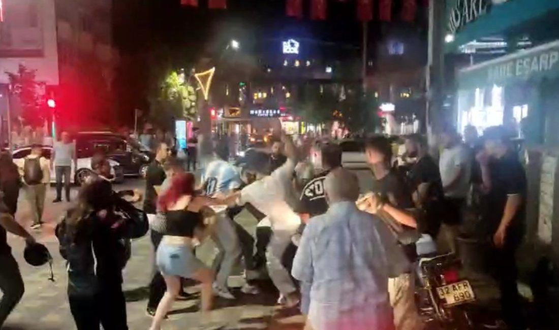 Kent merkezinde seyir halindeki bir motosiklet şoförü ile yolun karşısına