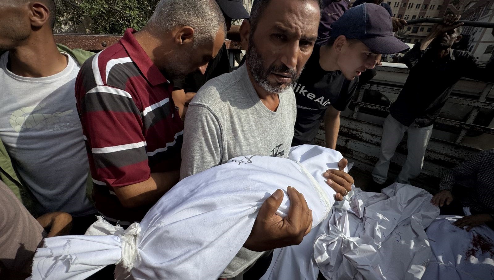 Gazze Şeridi'nde sivillerin sığındığı mesken ve çadırlara yönelik İsrail atağında