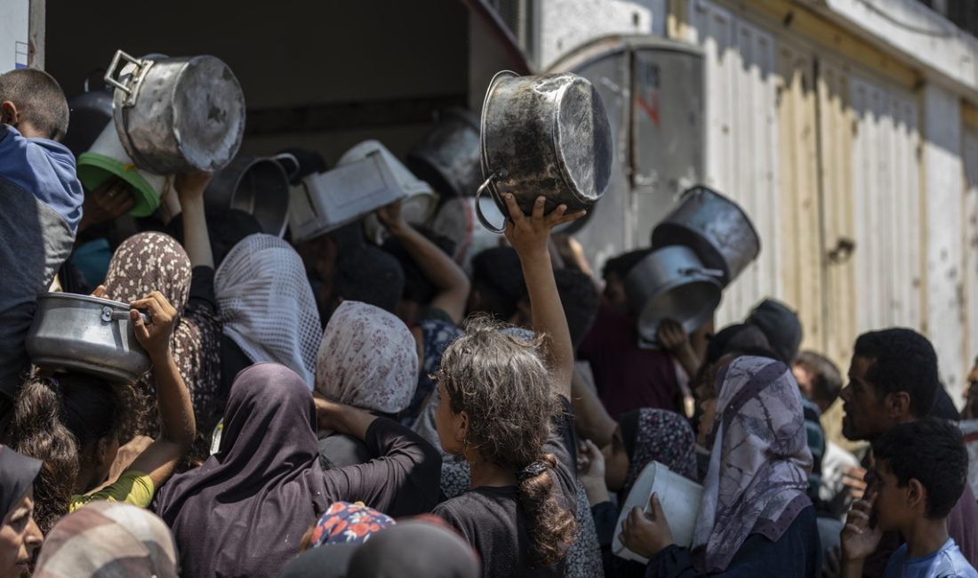 İsrailli askerler, Gazze'ye girişine müsaade verilmeyen 1000'den fazla yardım tırındaki