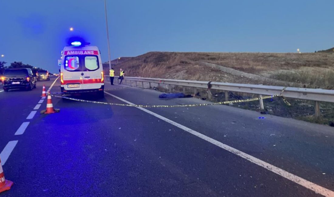 İstanbul Arnavutköy'de emniyet şeridinde durdurduğu arabasından inen şoför, minibüsün çarpması