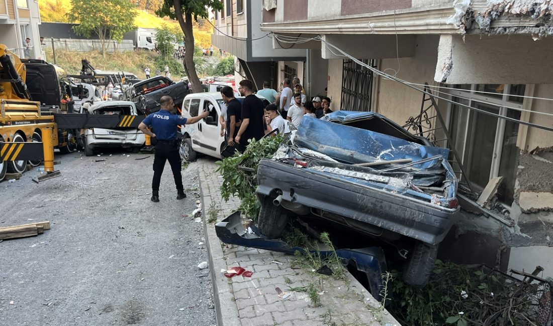 İstanbul Başakşehir'de denetimden çıkarak kayan vinç, 23 araca çarparak hasar