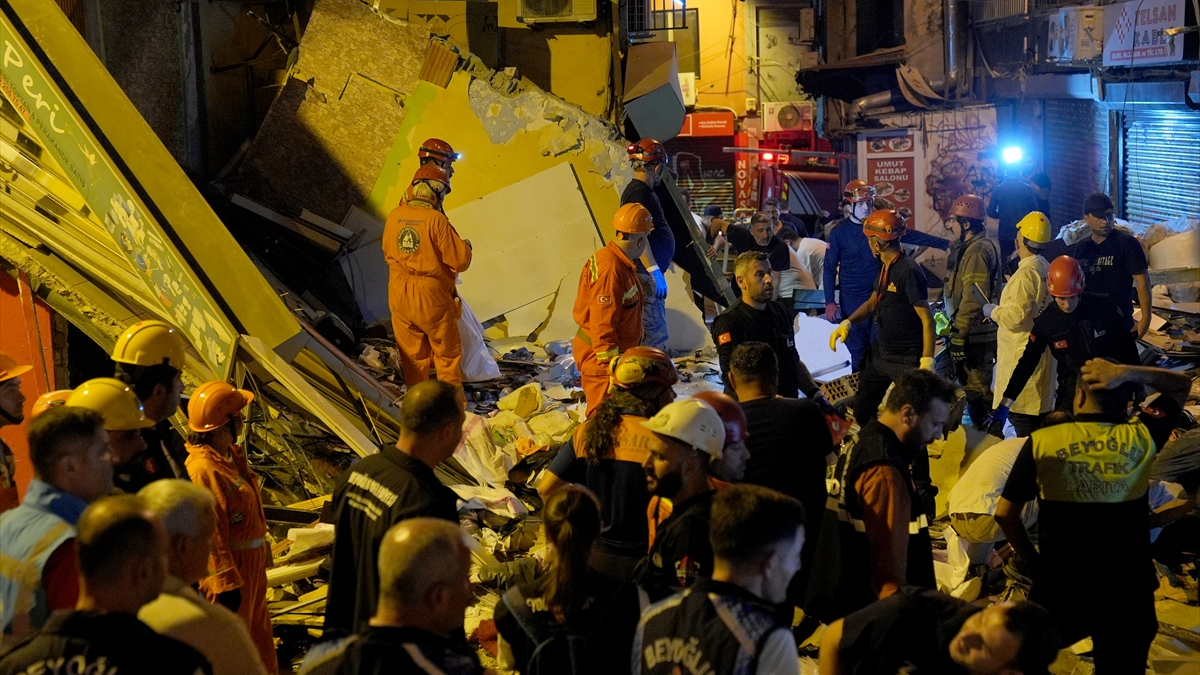 Beyoğlu'nda 3 katlı bir binanın yer katında bulunan büfe içerisinde