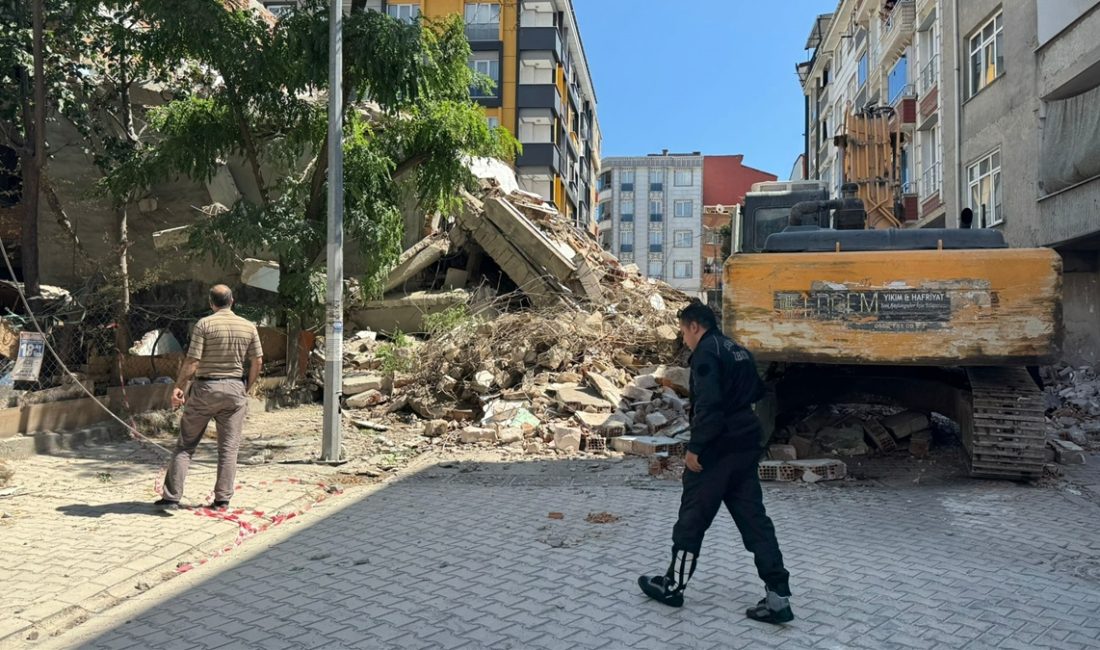 İstanbul Esenyurt'ta denetimli yıkılan 5 katlı binanın kepçe darbesinin akabinde