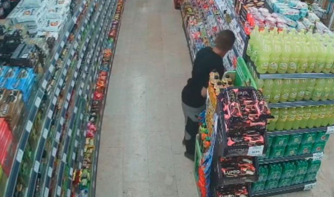 İstanbul Fatih'te bir şahsın markette gezdiği esnada reyonda bulunan çikolataları
