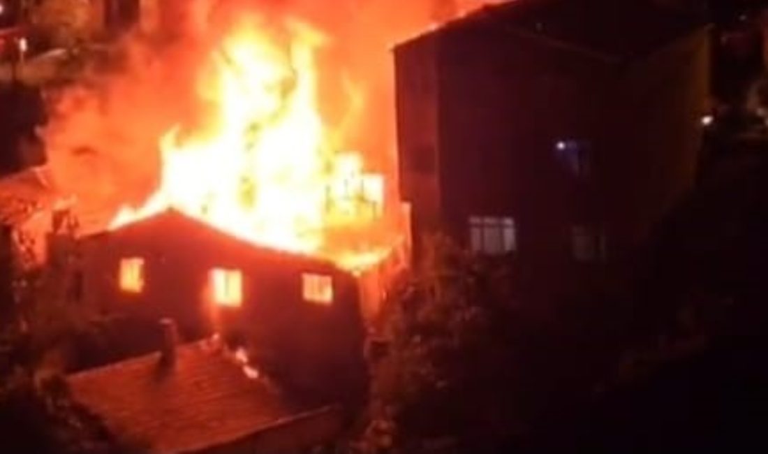 İstanbul Gaziosmanpaşa'da buzdolabının patlaması sonucu gecekonduda başlayan yangın yanındaki başka