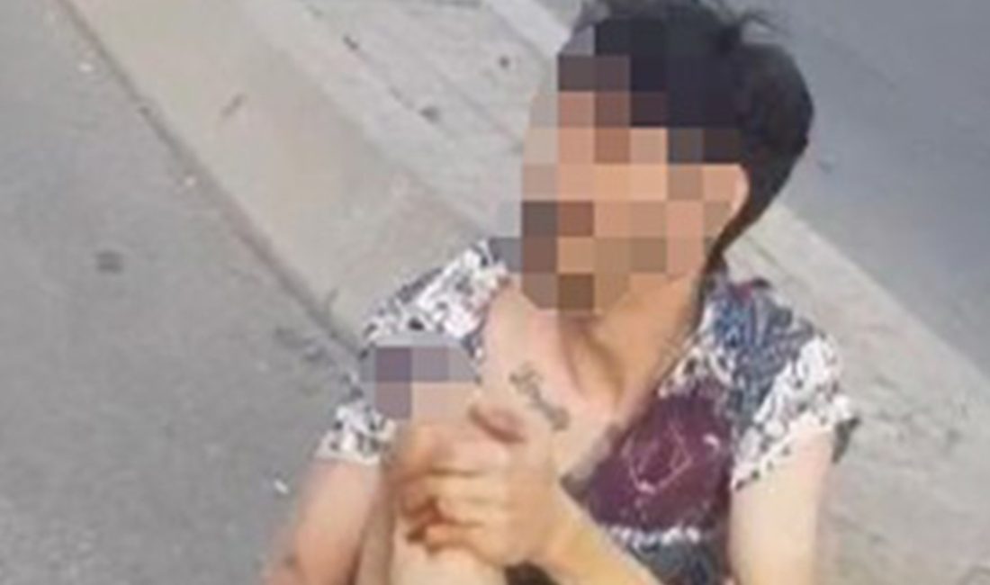 İstanbul Kadıköy'de motosikletin direğe çarparak savrulduğu kazada 1'i ağır 2