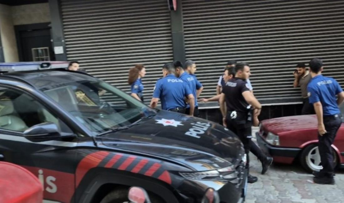 İstanbul Sultangazi'de devriye vazifesi yapan polis takımına bıçaklı taarruzda bulunan