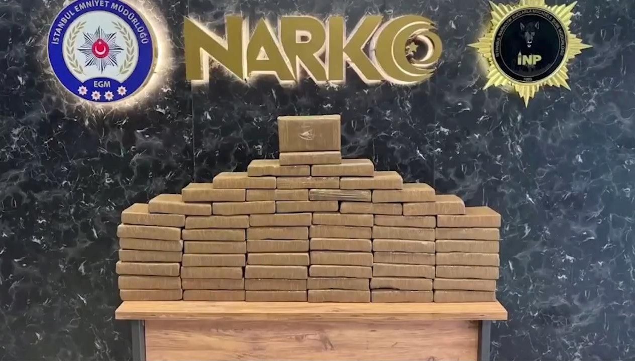 İstanbul'un Çatalca ilçesinde düzenlenen operasyonda 60 kilogram kokain ele geçirildi,
