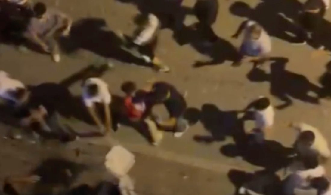 Esenyurt'ta asker cümbüşü için toplanan iki küme ortasında halay başı