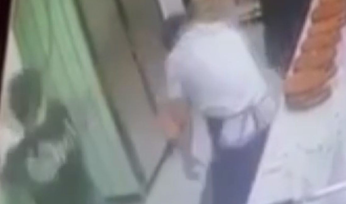 Esenyurt’ta bir pastanenin mutfak kısmında çalışanlar ortasında yumruklu arbede çıkarken