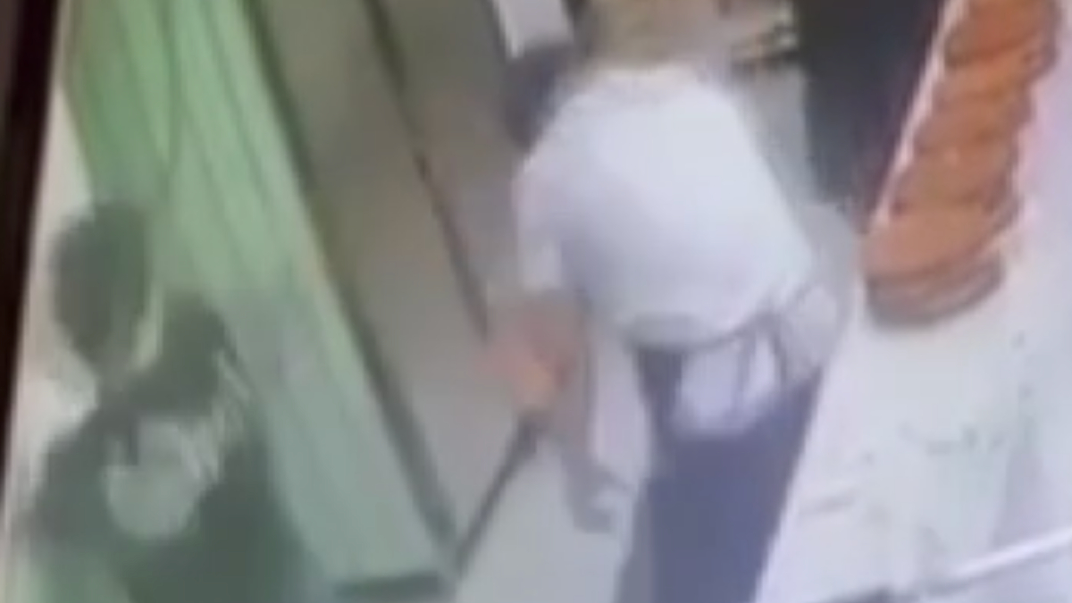 Esenyurt’ta bir pastanenin mutfak kısmında çalışanlar ortasında yumruklu arbede çıkarken