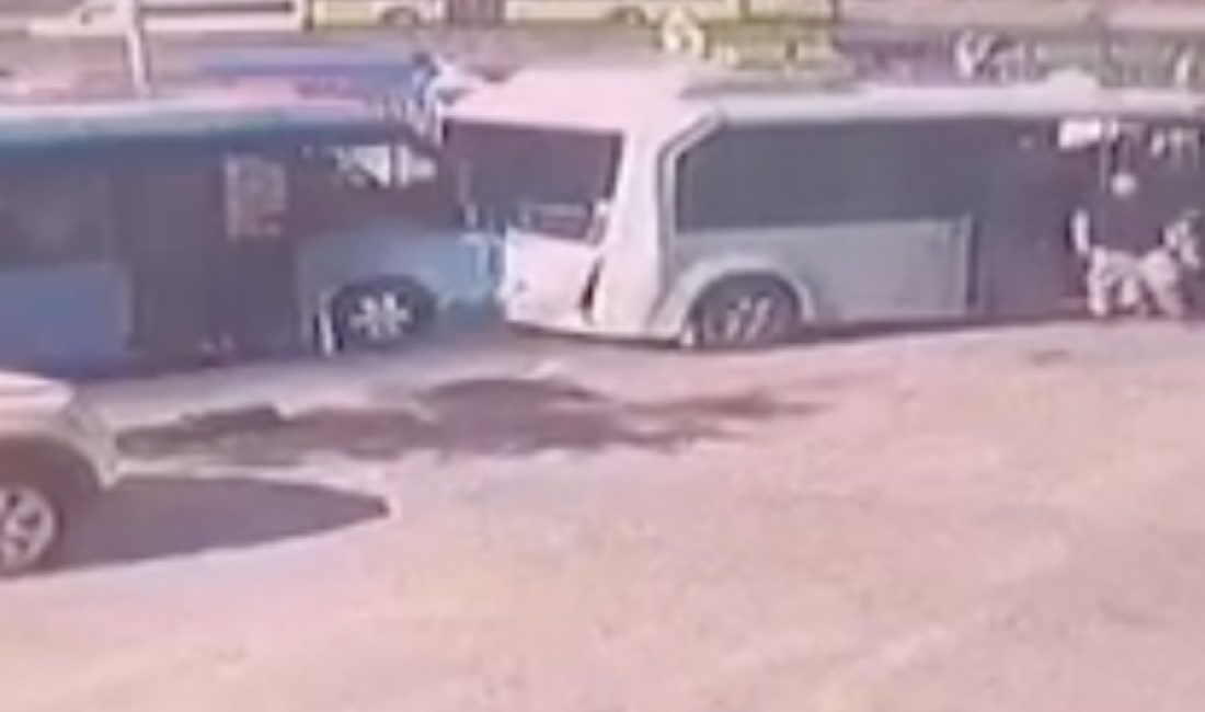 Pendik ilçesinde iki yolcu minibüsünün çarpışması sonucu yaşanan kazada 8