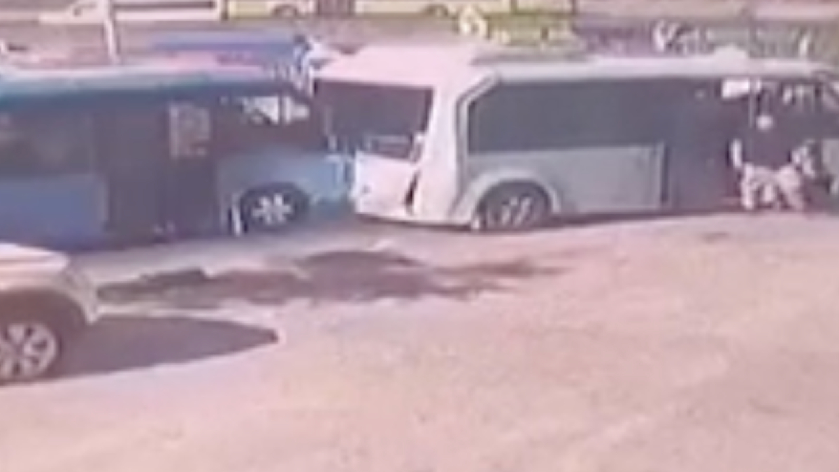 Pendik ilçesinde iki yolcu minibüsünün çarpışması sonucu yaşanan kazada 8
