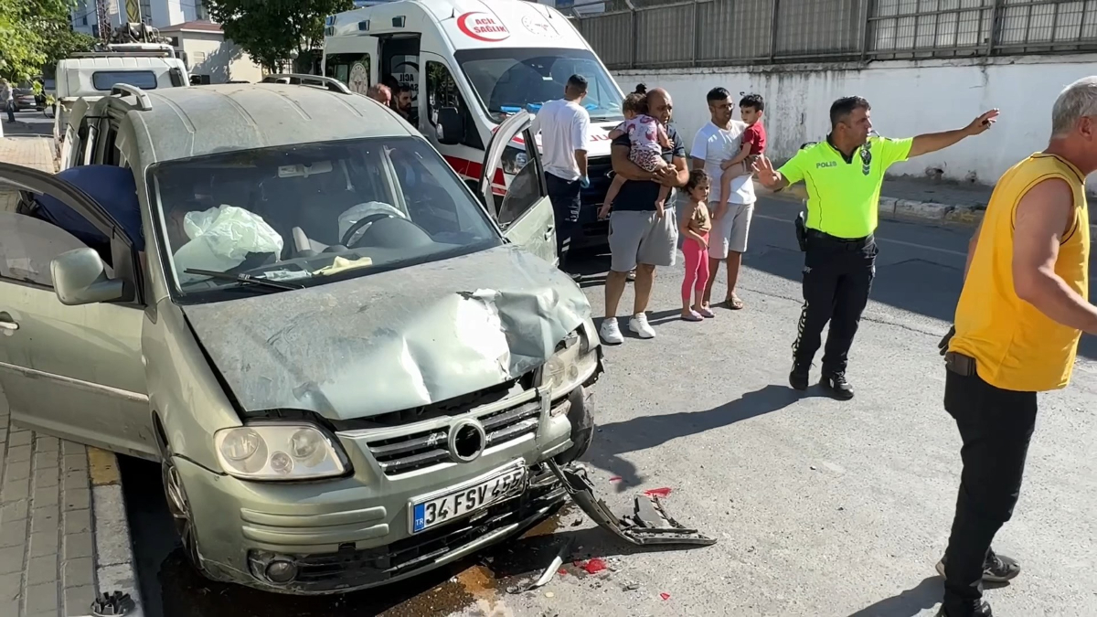 Avcılar'da çocuğu kötüleşince şoförünün yol kenarına park ettiği hafif ticari