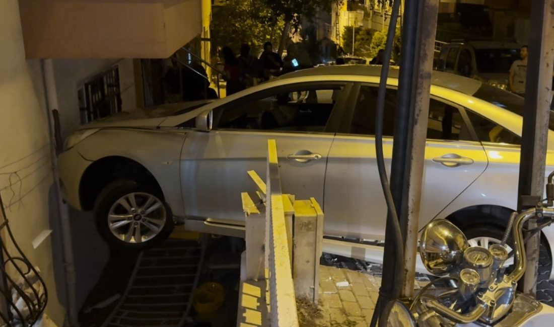Avcılar’da park halindeki arabasını yerinden çıkarmaya çalışan bayan şoför, fren