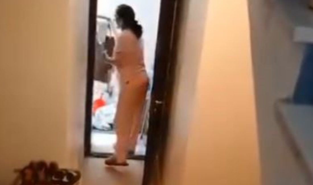 Sultangazi'de birebir apartmanda yaşayan iki bayandan biri, kapısının önündeki merdiven