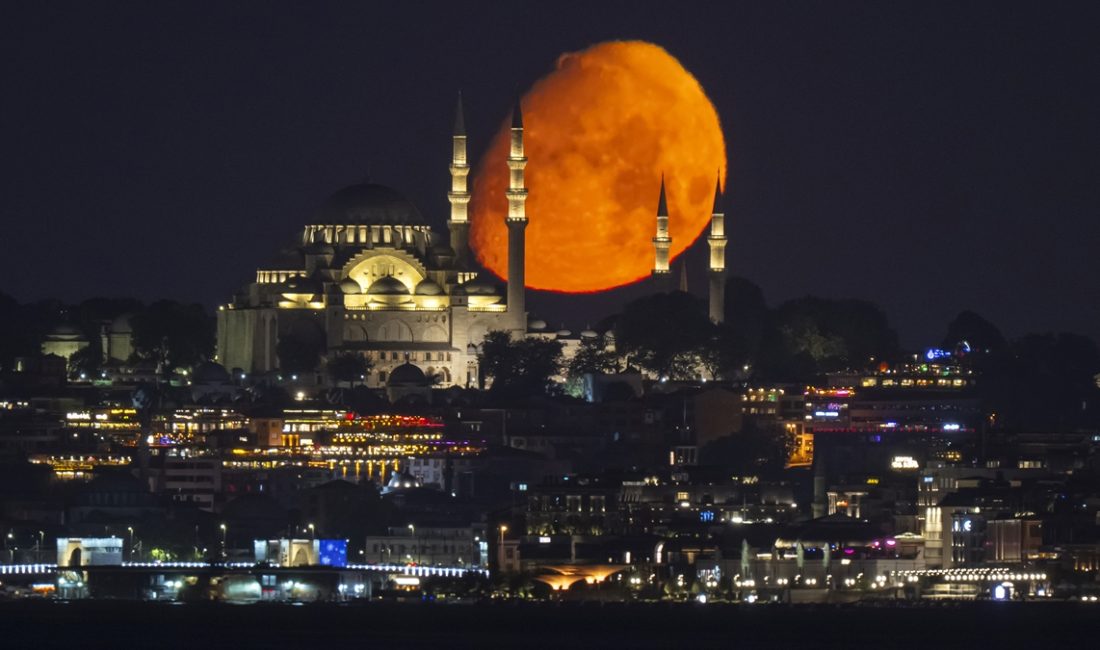 Süleymaniye Mescidi önünde yükselen birinci şişkin ay, İstanbul’a unutulmaz bir