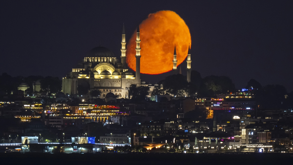 Süleymaniye Mescidi önünde yükselen birinci şişkin ay, İstanbul’a unutulmaz bir
