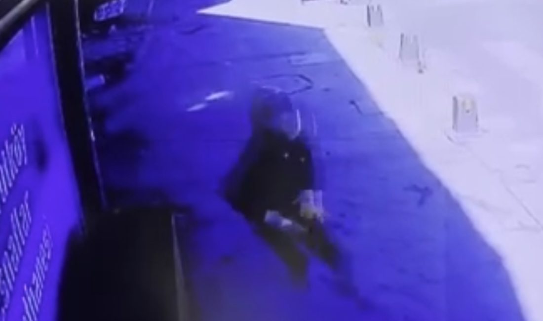 Arnavutköy'de bir iş yerine motosikletle gelip, silahlı atak düzenleyen ve
