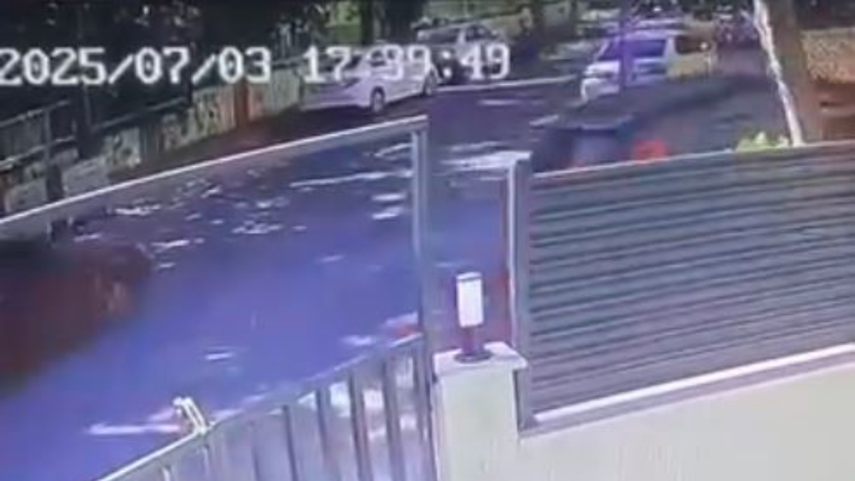 Avcılar'da bir motosikletlinin evvel park halindeki akabinde da seyir halindeki