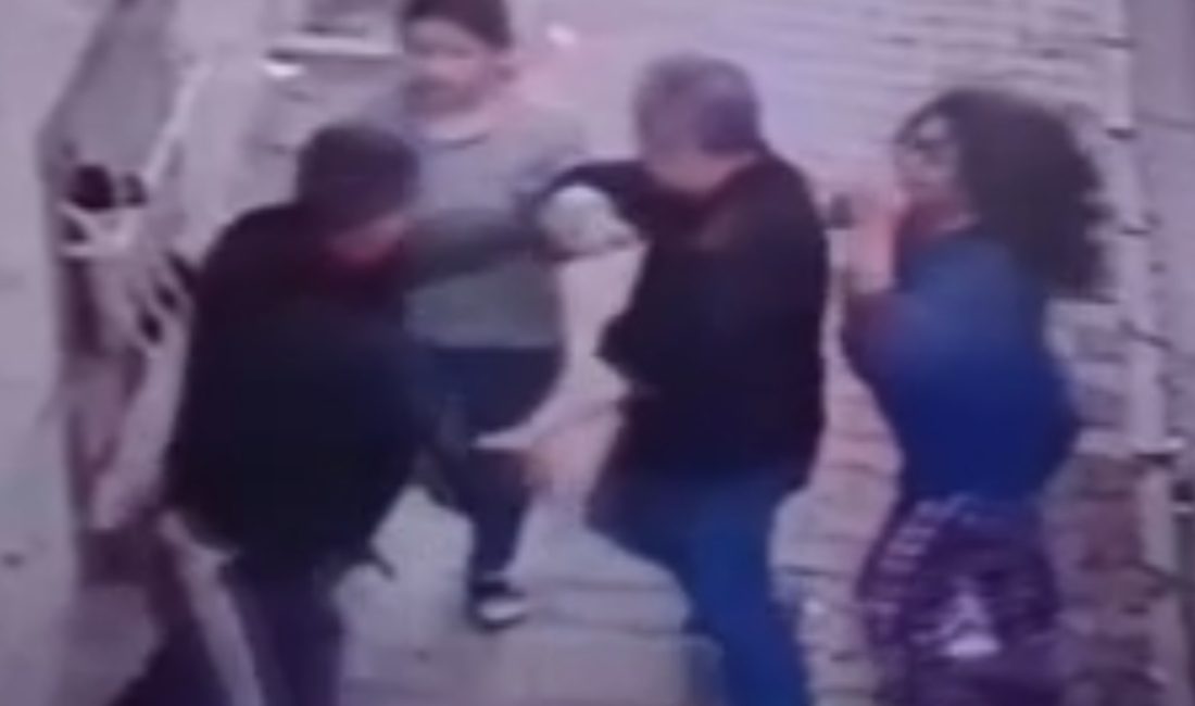 Esenyurt'ta sokakta oynayan çocuğun topunun komşu bayana çarpmasıyla başlayan tartışma